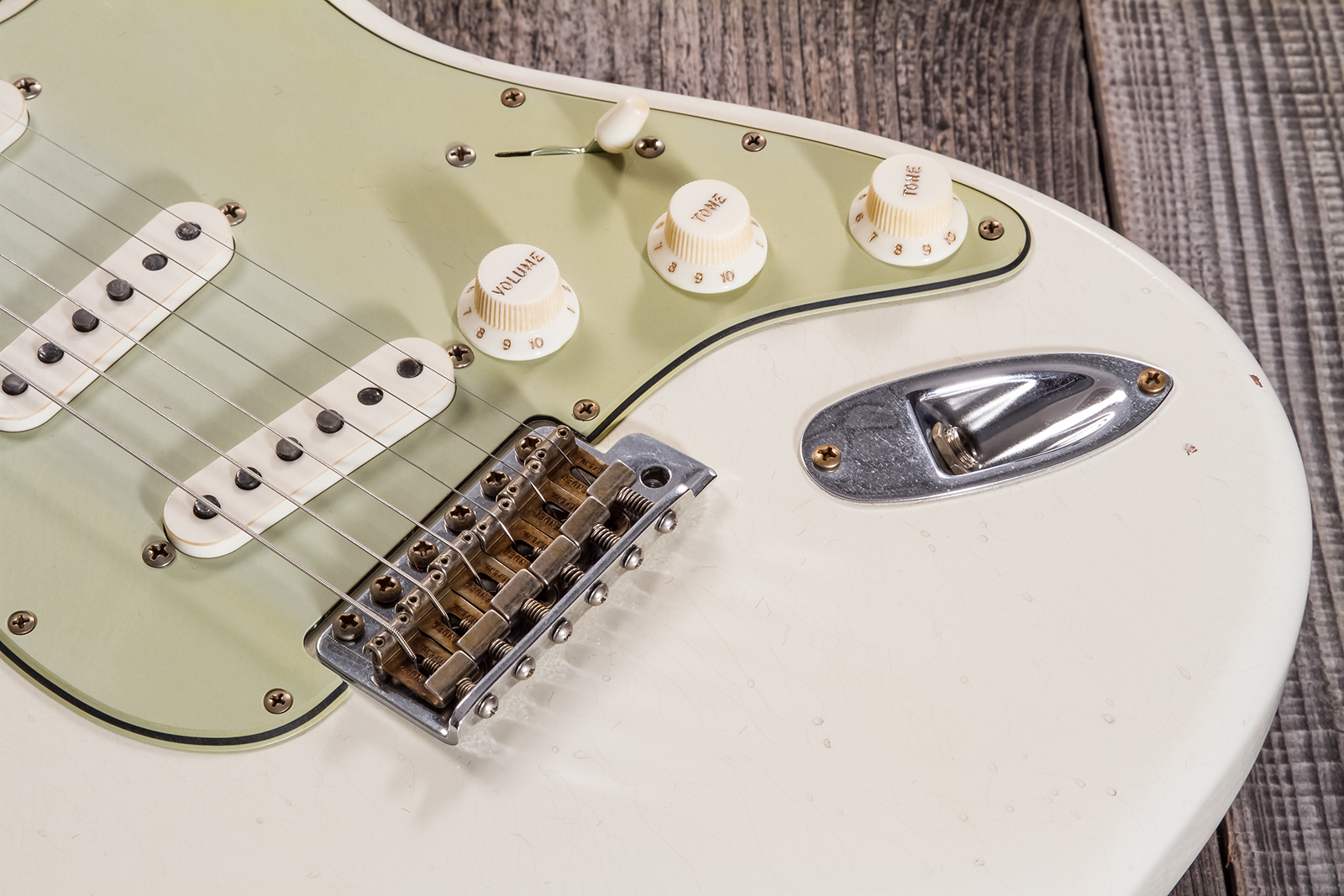 Fender Custom Shop Strat 1962/63 3s Trem Rw #cz565163 - Journeyman Relic Olympic White - Str shape electric guitar - Variation 4