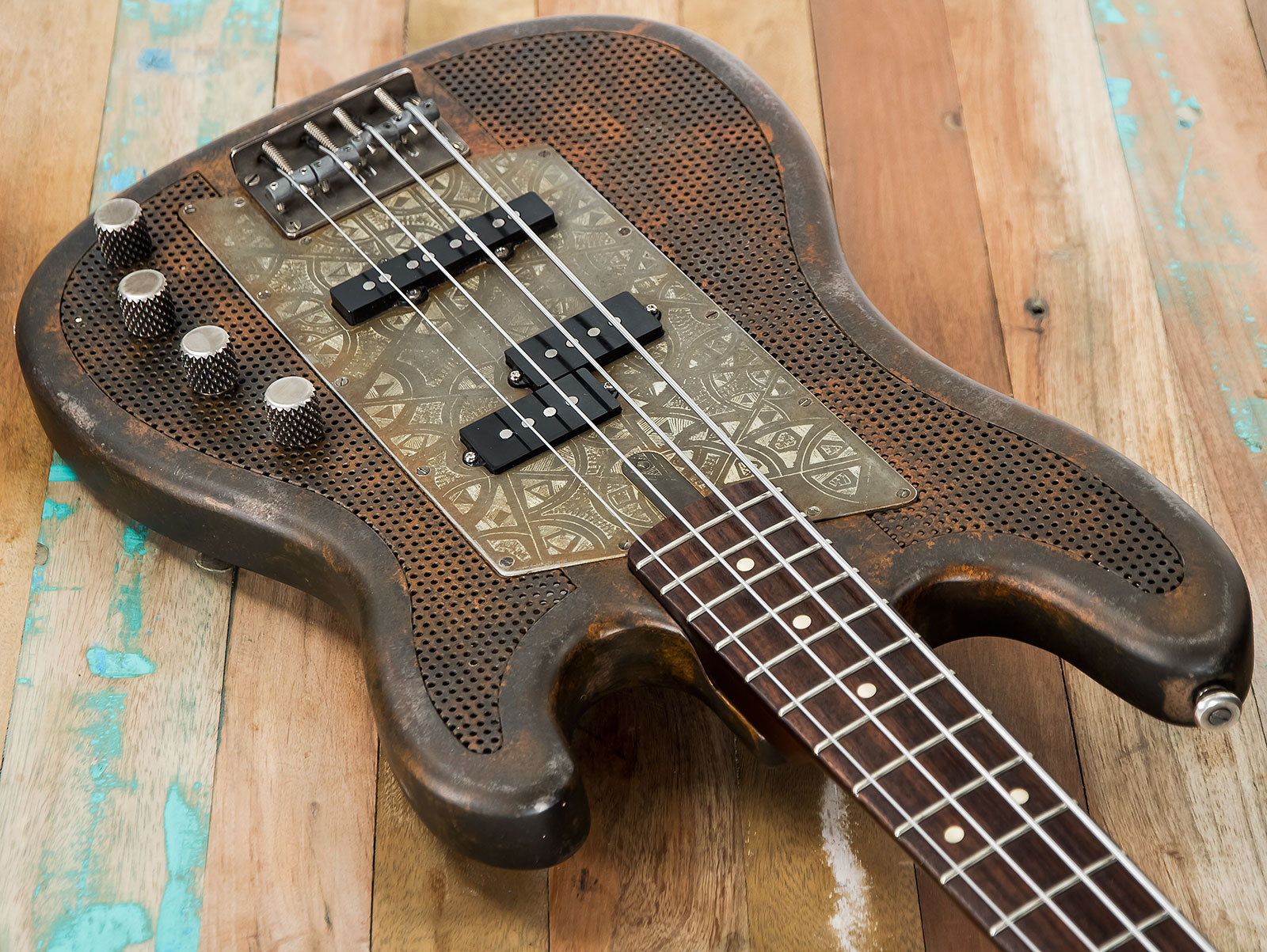 James Trussart Steelcaster Bass Perforated Active Pf #19045 - Rust O Matic African Engraved - Solid body electric bass - Variation 2